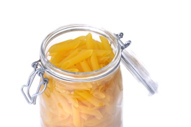 Beyaz arka planda izole bir kavanozda gluten ücretsiz glutensiz makarna yakın