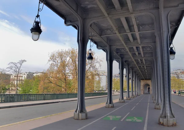 Paris 'te Bir Hakeim Köprüsü üzerinde bisiklet yolu görünümü — Stok fotoğraf