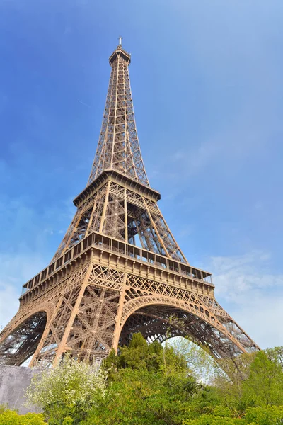 Знаменита Ейфелева вежа на синьому небі в Парижі-Франція — стокове фото