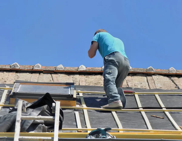 Roofer på toppen sätta en vattentät film på ett tak — Stockfoto