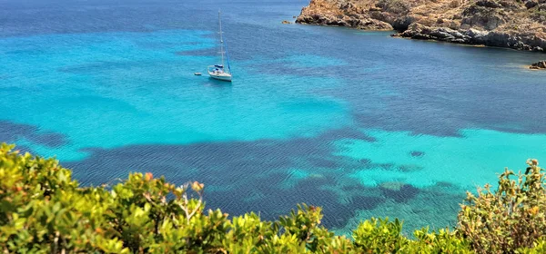 Belle vue sur un bateau arrêté sur la mer claire et turquoise en Corse — Photo
