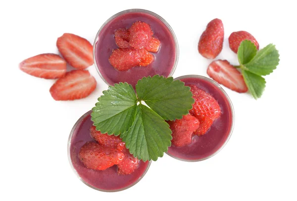 Vue de dessus sur coulis de fruits rouges et fraises en verre isolé sur fond blanc — Photo