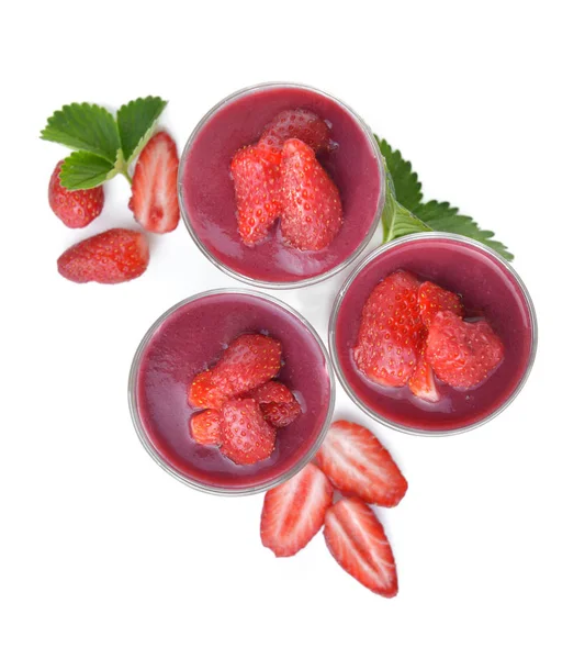 Vue de dessus sur coulis de fruits rouges et fraises en verre isolé sur fond blanc — Photo