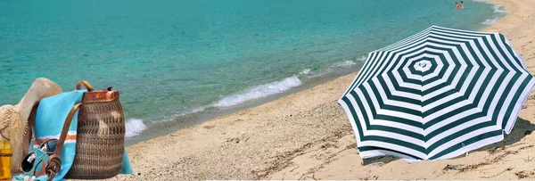 A napernyő kék panorámával a tengerre néző tengerparton — Stock Fotó
