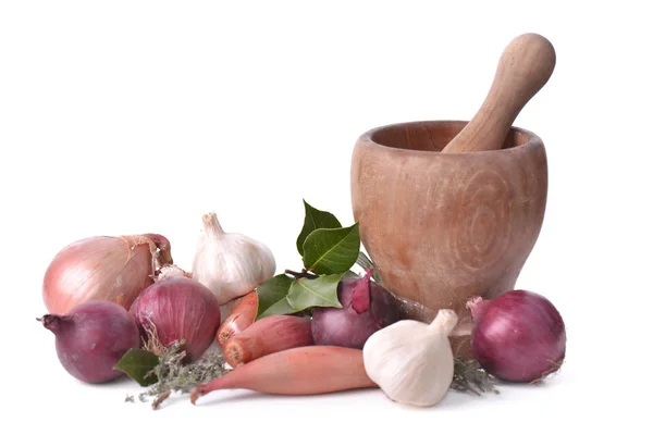 Cipolle, aglio e scalogno con pestello di legno su fondo bianco — Foto Stock