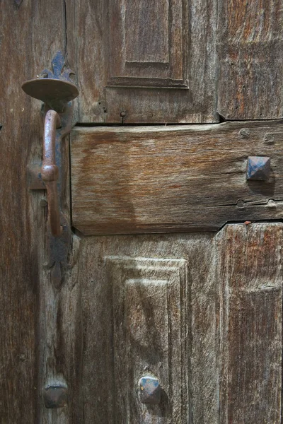 Close on metal  knock on an old wooden door — Stock Photo, Image