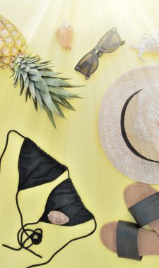 sarı backgroun üzerinde ananas ile plaj aksesuarları üst görünümü