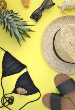 sarı arka plan plaj aksesuarları üst görünümü- yaz tatili konsepti 