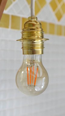 iç evde asılı bir retro dekoratif ampul ampul ampul yakın