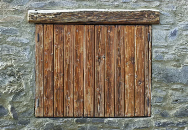 Holzläden an der Steinfassade einer Berghütte geschlossen — Stockfoto