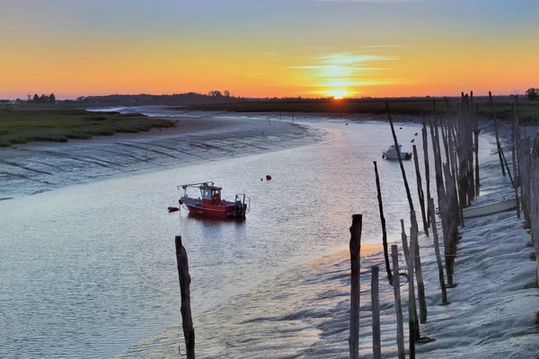 Schöner Sonnenuntergang auf dem Fairway mit kleinen Fischerbooten am See — Stockfoto