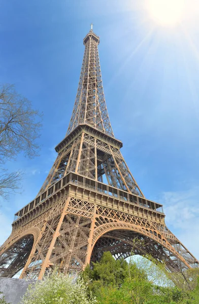 Eiffel tower in Paris under sunny blue sky — Stock Photo, Image