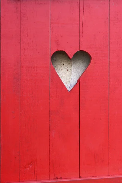 Close on a heart-shaped on a red wooden shutter — Stock Photo, Image