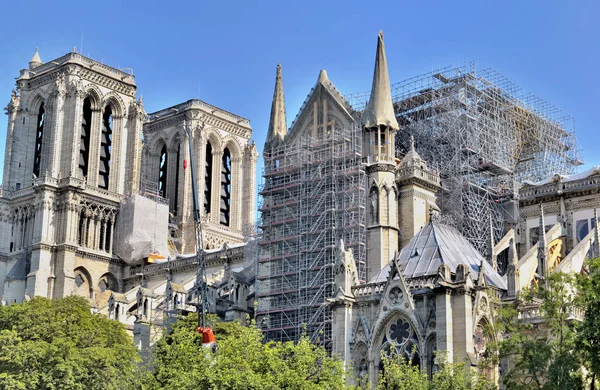 Scaffolding on the facade of the cathedral notre dame de Paris a — Stock Photo, Image