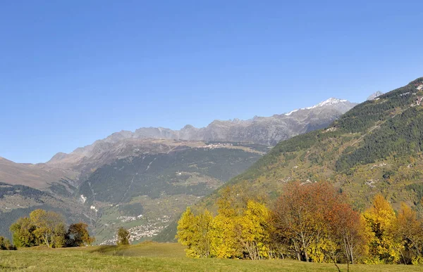 Utsikt över Peak Mountain och träd med vackra höstliga färger under blå himmel — Stockfoto