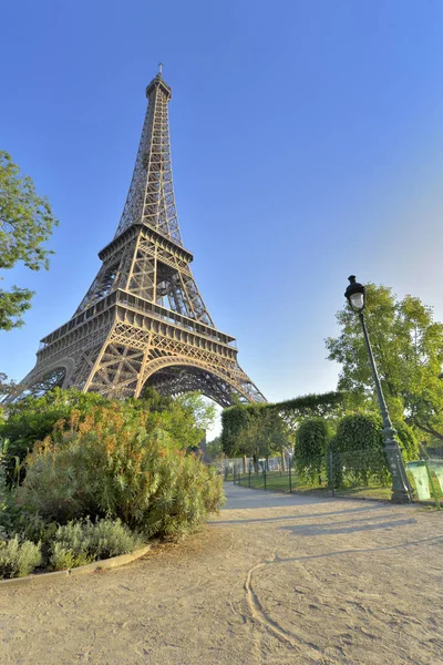 Torre Eiffel em Paris vista de um pequeno caminho no jardim de Champs de Mars — Fotografia de Stock