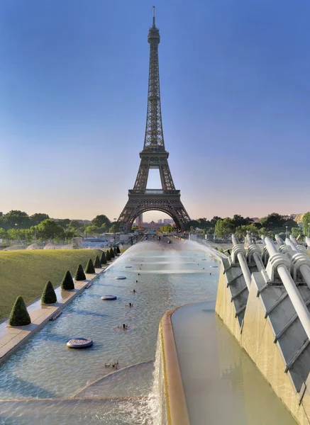 Pohled na Eiiffelovu věž v Paříži od ranního jezera Trocadero — Stock fotografie