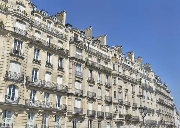 Prestigious building in the beautiful districts of Paris on the banks of the Seine river — Stock Photo, Image