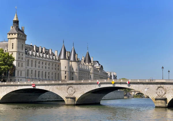 Paris'te Conciergerie binası ve Seine nehri kıyısından Pont Neuf köprü görünümü — Stok fotoğraf