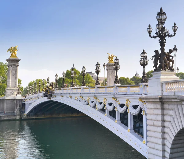 Famoso y hermoso puente Alejandro III en París cruzando el río Sena — Foto de Stock