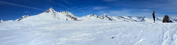 Bonito pico montanha nevada sob céu azul — Fotografia de Stock
