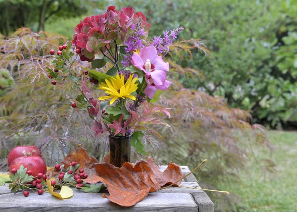 Bir bahçe masasında bahçeden gelen sonbahar çiçekleri buketi — Stok fotoğraf