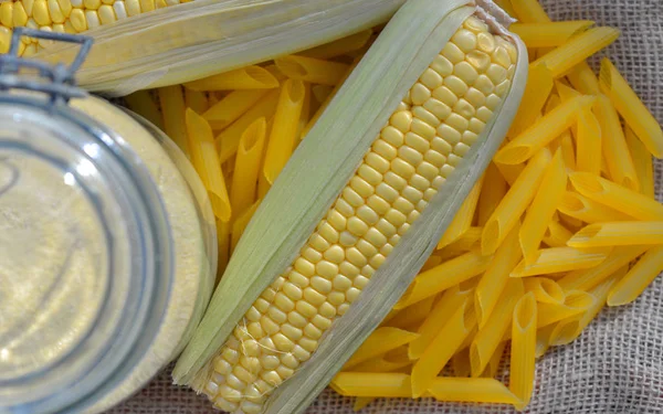 Свіжий коб кукурудзи та борошна в банці без глютену на тканині — стокове фото