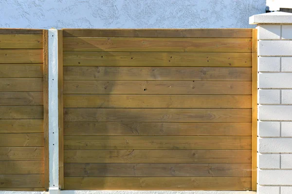 Puinen paneeli aita suljettu talo — kuvapankkivalokuva