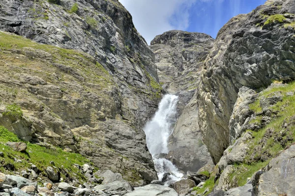 Yaz aylarında alp kayalık dağ akarsu büyük şelale — Stok fotoğraf