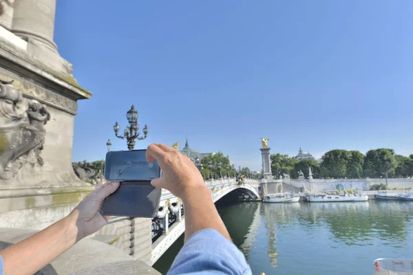 Paris'te bir akıllı telefon ile fotoğraf çeken kadın — Stok fotoğraf