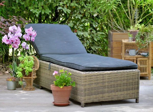 木制露台的柳条日光浴，在家庭花园中放松 — 图库照片
