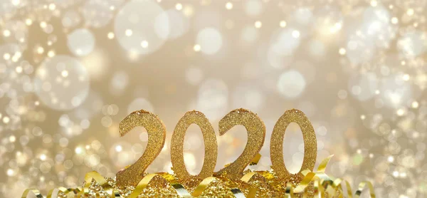 2020 gouden figuren in glitter en op onscherpe licht achtergrond — Stockfoto