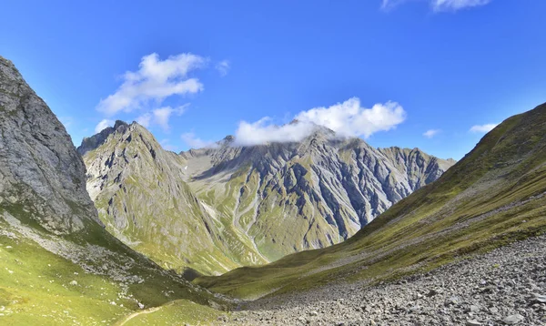 Groot uitzicht op Rocky Peaks berg achtergrond onder blauwe hemel — Stockfoto