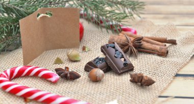 küçük kahverengi kağıt spic ile bir masaya doğal bir tekstil koymak