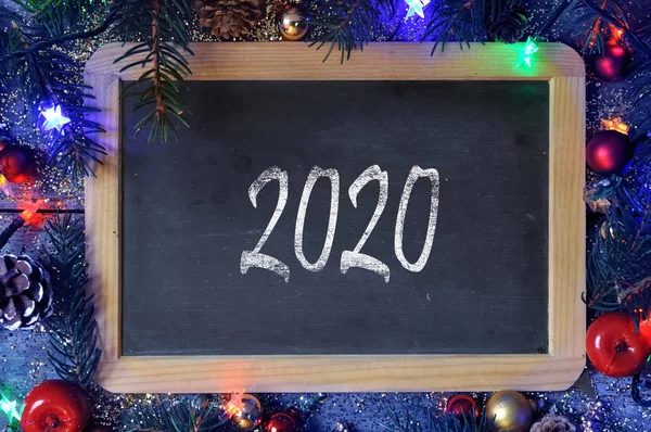 2020 escrito em um quadro negro na decoração de Natal — Fotografia de Stock
