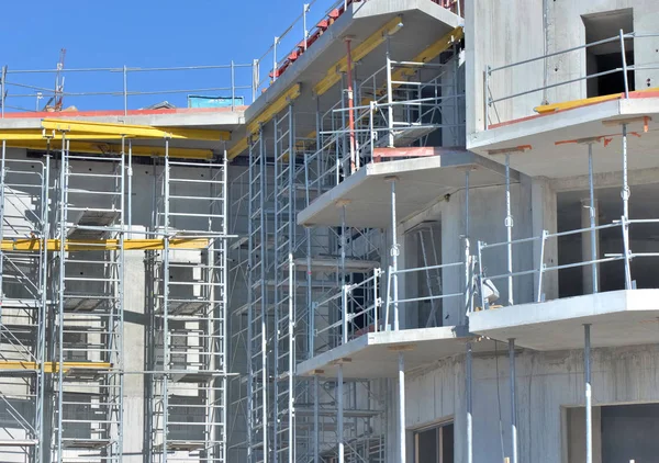 Close on concrete facade  with scaffolding of a residence in bui — Stock Photo, Image