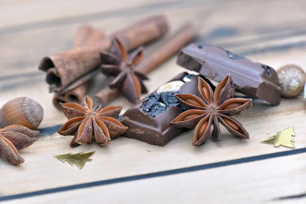 Groep Kruiden Chocolade Met Kerstconfetti Een Houten Tafel — Stockfoto
