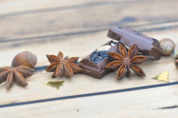 Close-up specerijen en chocolade met noten en kerst confetti op — Stockfoto