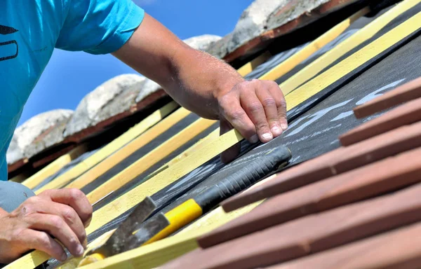 Blízko na ruce pracovníka renovace e střecha domu — Stock fotografie