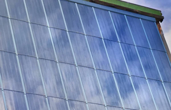 Cerca del panel solar con el reflejo del cielo nublado — Foto de Stock