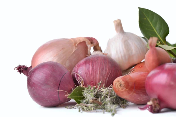 Cipolle, aglio e scalogno con erbe su fondo bianco — Foto Stock