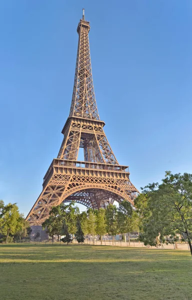 Uitzicht Eiffeltoren Vanuit Tuin Blauwe Lucht Parijs Frankrijk — Stockfoto