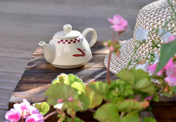 Fermer Sur Une Théière Sur Une Table Bois Terrasse Avec — Photo