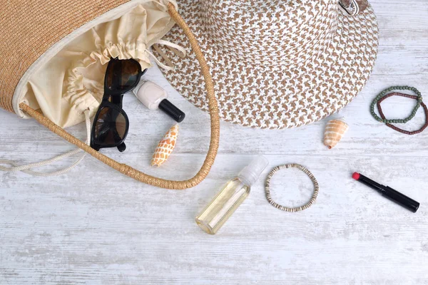 Hand Bag Hat Female Accessories Spilled White Table Seashells — Stock Photo, Image