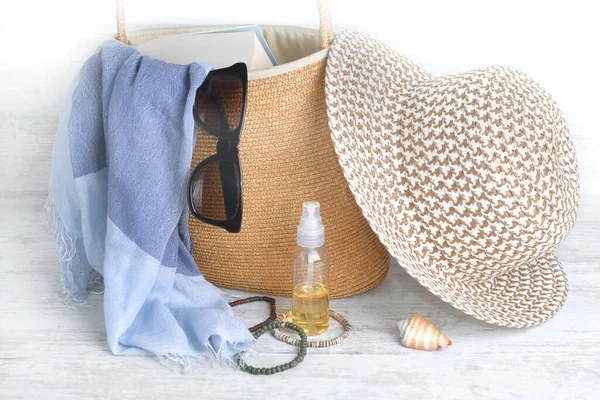 Strohtasche Und Hut Mit Weiblichen Accessoires Für Den Strand Auf — Stockfoto