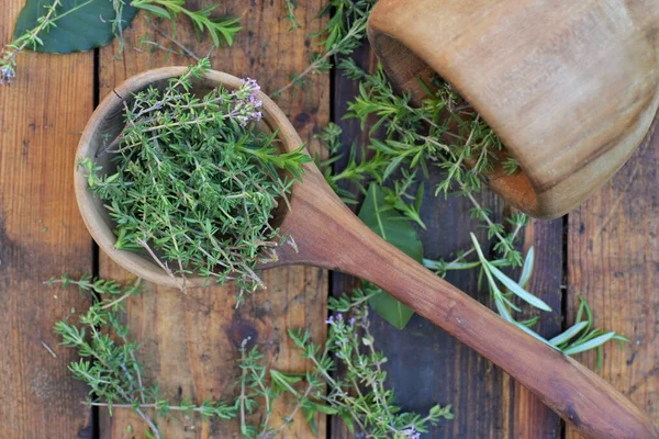 Aromatische Kruid Een Houten Lepel Mortel Een Houten Tafel — Stockfoto