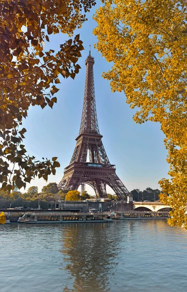 Wieża Eiffla Paryżu Między Żółtymi Liśćmi Jesienią Widok Rzeki Sekwany — Zdjęcie stockowe