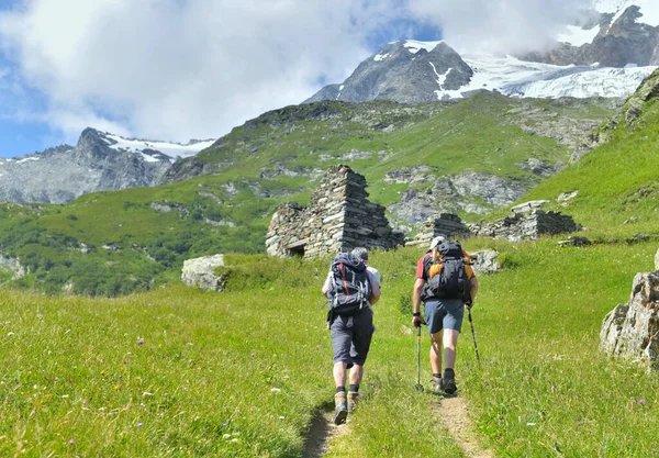 Dva Turisté Batohem Horolezecká Stezka Alpskému Ledovci Létě — Stock fotografie