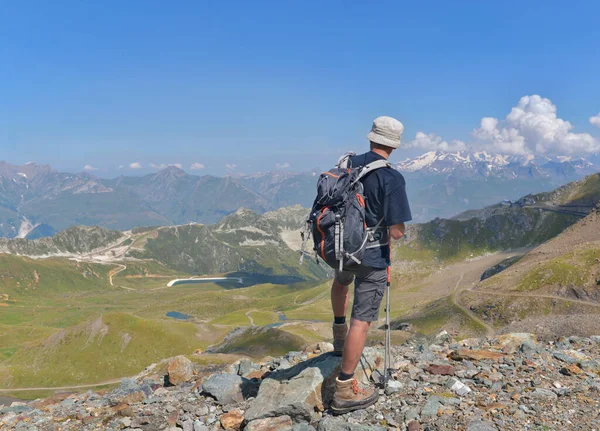 Hiker Top Mountain Looking Alpine Landscape — Stock Photo, Image