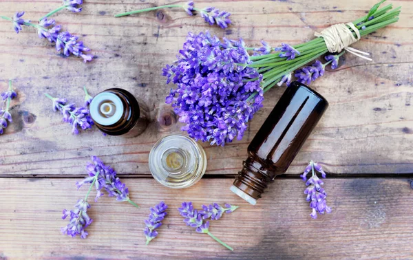 Top View Bottles Essential Oil Bouquet Lavender Flower Arranged Wooden — Stock Photo, Image